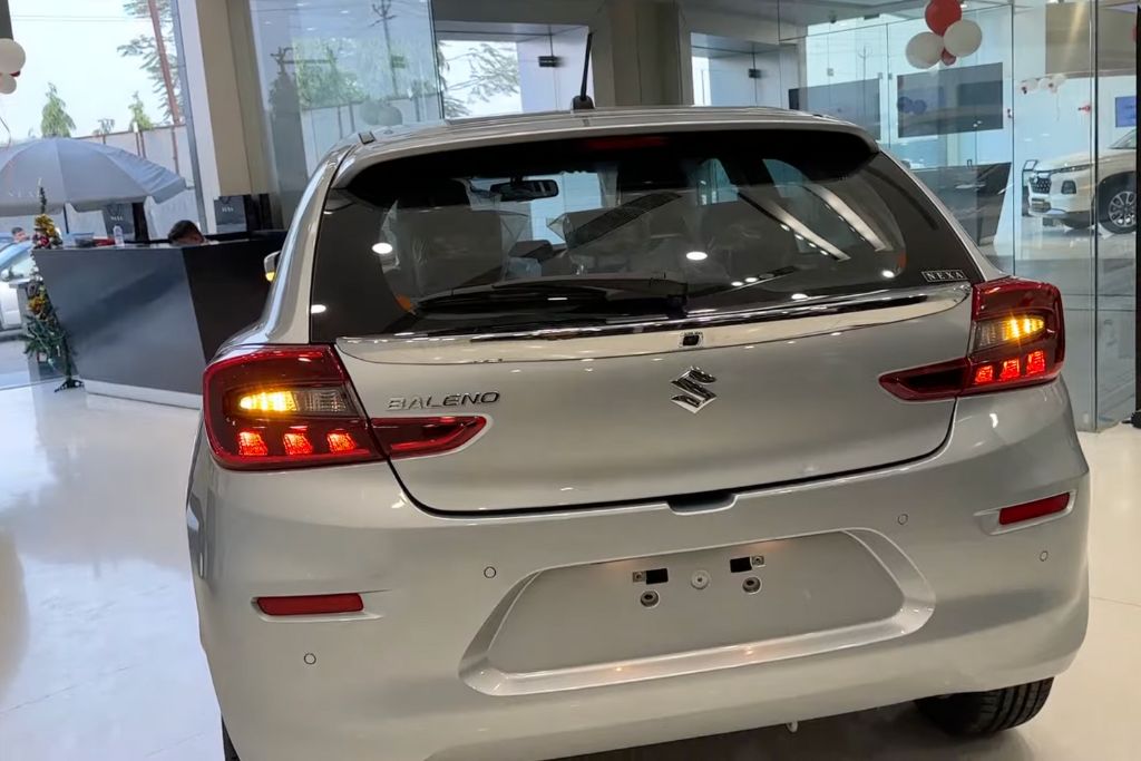 Maruti Baleno: आज के समय में हर कोई ऐसी कार चाहता है जो दिखने में स्टाइलिश हो, माइलेज में दमदार हो और जेब पर भारी न पड़े। Maruti Baleno इसी चाहत को पूरा करती है। यह कार ना सिर्फ युवाओं को पसंद आती है, बल्कि फैमिली वालों के लिए भी एक भरोसेमंद ऑप्शन है। इसके न्यू जनरेशन मॉडल में जितनी परफॉर्मेंस है, उतनी ही स्मार्ट टेक्नोलॉजी और सेफ्टी फीचर्स भी मिलते हैं।